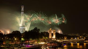 Chaque année, un feu d'artifice est tiré depuis la tour Eiffel à l'occasion de la Fête nationale du 14-Juillet.