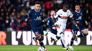 Neymar marcou duas vezes contra o Lorient.