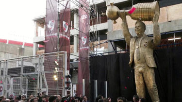 La statue de Marcelo Gallardo a été dévoilée sur le parvis du du stade Monumental de Buenos Aires.