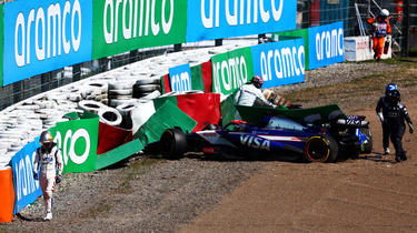 Alex Albon et Daniel Ricciardo ont eu un accrochage au départ du Grand Prix du Japon.