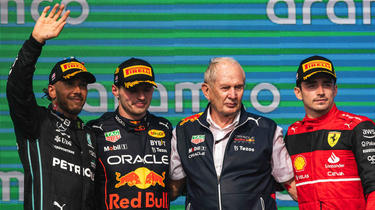 Max Verstappen (au centre), Lewis Hamilton (à gauche) et Charles Leclerc (à droite) sont les trois pilotes les mieux payés du paddock.