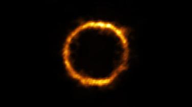 Cette galaxie est apparue aux astronomes sous la forme d'un anneau de lumière presque parfait. 