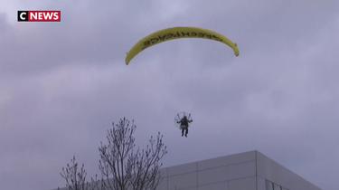 Greenpeace : des militants se posent sur le toit de la BCE en parapente