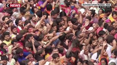 Inde : des milliers de pèlerins, sans masque, rassemblés pour le festival des couleurs