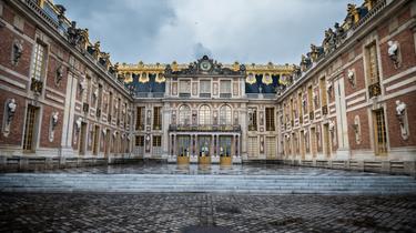 Le Château de Versailles est situé à 16 km du sud-ouest de la capitale. 
