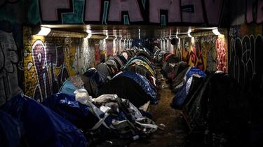 For months and despite several evacuations, dozens of migrants have found refuge in the Sigmund Freud tunnel, in the 19th.