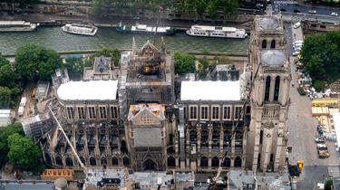 Emmanuel Macron est convaincu qu'il faut restaurer Notre-Dame de Paris et sa flèche à l'identique. 