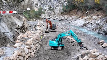 La course contre la montre se poursuit dans les vallées de la Tinée et de la Vésubie pour réparer les routes. 