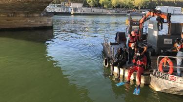 Chaque année, une équipe de plongeurs part inspecter les fondations des ponts de la Seine.