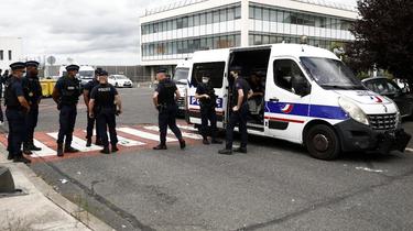 Chargés de fluidifier la circulation routière à Paris, les policiers du SCCC dénoncent leurs difficiles conditions de travail.