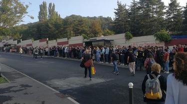 Todos los días, interminables filas de personas esperan para tomar el autobús.