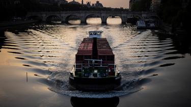 Ikea effectue désormais une grande partie de ses livraisons à Paris par bateau sur la Seine.