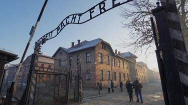 La porte principale du camp de concentration d'Auschwitz.