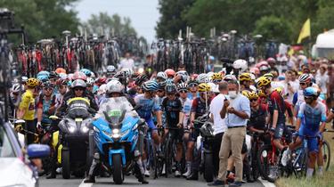 Le Tour de France a été brièvement bloqué par des manifestants ce vendredi 22 juillet.