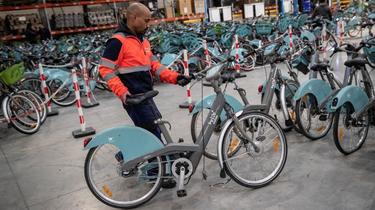 Vélib annonce l'arrivée de 3.000 vélos supplémentaires, qui viennent s'ajouter aux 20.000 déjà déployés.
