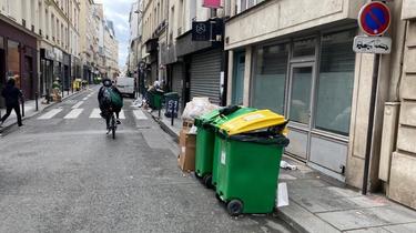 Rue de Cléry ce week-end, un premier nettoyage avait été réalisé pour laisser les piétons marcher sur les trottoirs.