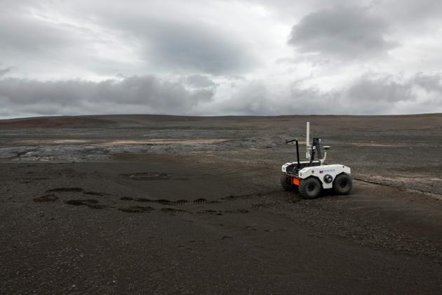 Le prototype d'astromobile de la Nasa sur le champ de lave de Lambahraun, en Islande [Halldor KOLBEINS / AFP]