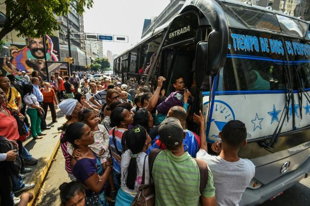 Files d'attente pour prendre un bus à Caracas pendant la nouvelle panne électrique, le 26 mars 2019 [Juan BARRETO / AFP]
