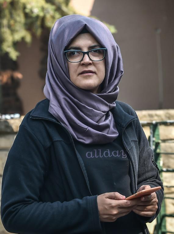 La fiancée turque du journaliste saoudien  Jamal Khashoggi, Hatice Cengiz, le 3 octobre 2018 devant le consulat d'Arabie saoudite à Istanbul où il a été vu pour la dernière fois [OZAN KOSE / AFP/Archives]