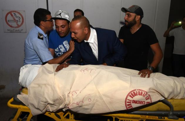 Des collègues de l'un des six membres des forces de l'ordre tués dans le nord-ouest de la Tunisie au cours d'une attaque "terroriste" selon les autorités, l'attaque la plus meurtrière depuis plus de deux ans, le 8 juillet 2018 à l'hôpital Charles Nicole de Tunis [FETHI BELAID / AFP]