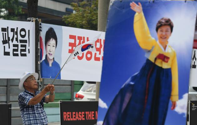 Un partisan de l'ex-présidente sud-coréenne demande sa libération devant la Cour centrale de Séoul le 20 juillet 2018 [Jung Yeon-je / AFP]