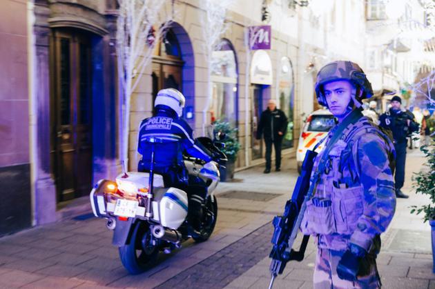 Un motard de la police municipale et un soldat à proximité du marché de Noël de Strasbourg, le 11 décembre 2018 [Abdesslam MIRDASS / AFP]