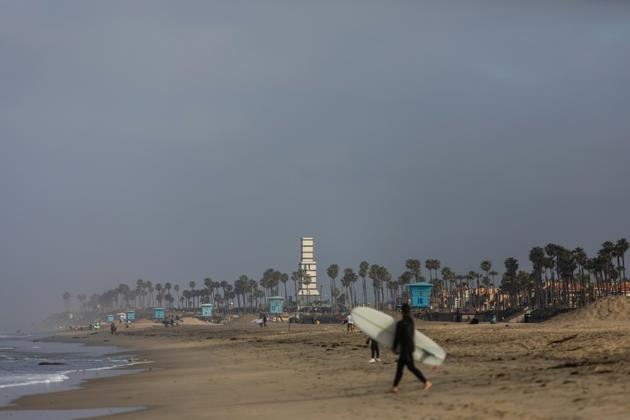 Un surfeur sur la plage d'Huntington Beach, le 2 mai 2020 en Californie [Apu GOMES / AFP]