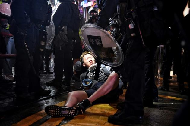 La police de Hong Kong procède à l'arrestation d'un manifestant le 31 août 2019  [Lillian SUWANRUMPHA / AFP]