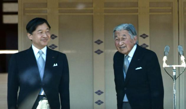 L'empereur du Japon Akihito (à droite) et le prince héritier Naruhito lors de la cérémonie du Nouvel-An, le 2 janvier 2018  au Palais impérial à Tokyo [Kazuhiro NOGI / AFP]