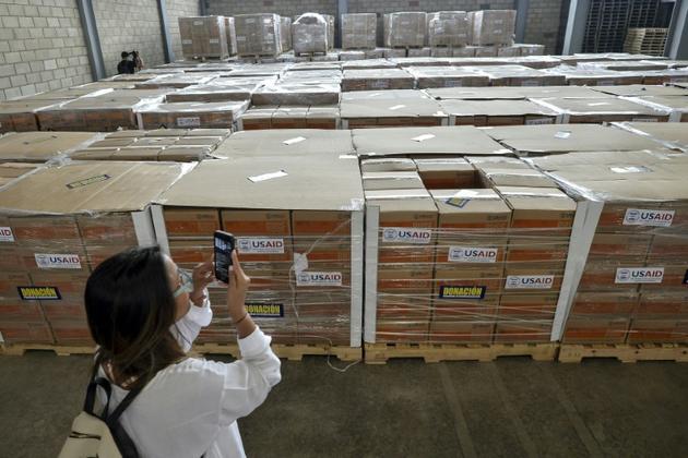Des caisses d'aide humanitaire destinées au Venezuela attendent dans un entrepôt de la ville frontalière colombienne de Cucuta, le 29 février 2019 [Luis ROBAYO / AFP]