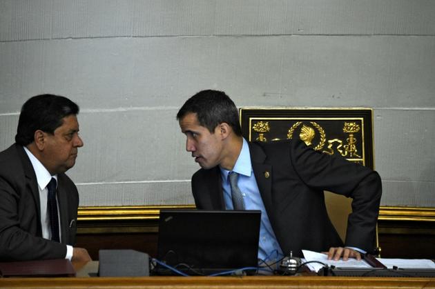 Le président de l'Assemblée nationale vénézuélienne Edgar Zambrano (à gauche) s'entretient avec Juan Guaido, le 6 mars 2019 à Caracas [Federico Parra                       / AFP/Archives]