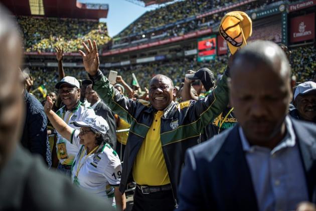 Le président sud-africain et leader de l'ANC, Cyril Ramaphosa, salue ses partisans lors de son dernier meeting de campagne, le 5 mai 2019 à Johannesburg [MARCO LONGARI / AFP]