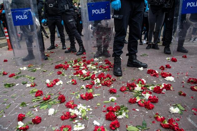 Des oeillets abandonnés par des manifestants ayant défié le confinement à l'occasion de la Fête des travailleurs, à Istanbul, le 1er mai 2020 [Bulent Kilic / AFP]