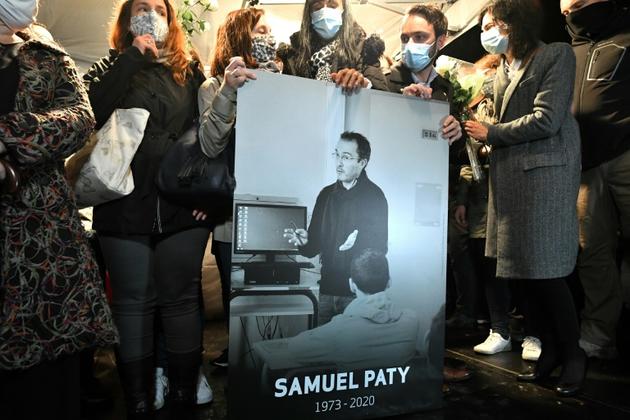 Des collègues et des proches de Samuel Paty lors d'une marche blanche en sa mémoire à Conflans-Sainte-Honorine (Yvelines) le 20 octobre 2020 [Bertrand GUAY / AFP]