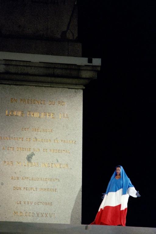 Drapée dans le drapeau français, la cantatrice américaine Jessye Norman interprète La Marseillaise, sur la place de la Concorde à Paris, le 14 juillet 1989, lors du défilé 