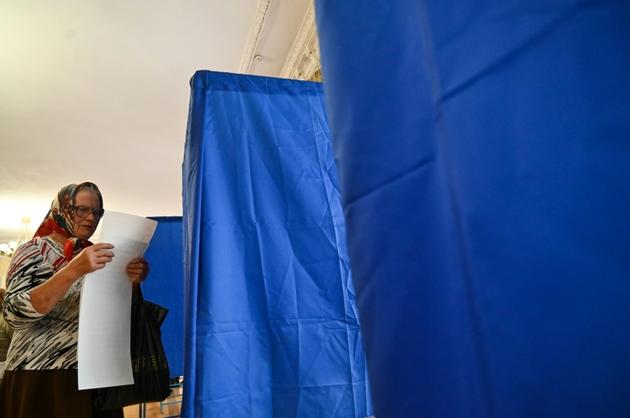 Une femme se dirige vers l'isoloir d'un bureau de vote, lors des législatives, le 21 juillet 2019 à Kiev, en Ukraine [Sergei Supinsky / AFP]