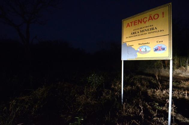 Un panneau interdit l'accès à une zone de la mine de rubis près du village de Nthoro au Mozambique, le 3 août 2018 [EMIDIO JOSINE / AFP]