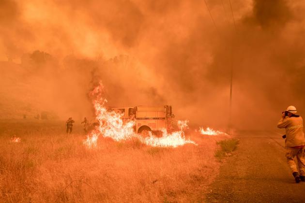 Des pompiers luttent contre un incendie près de Clearlake Oaks, le 1er juillet 2018 en Californie [JOSH EDELSON / AFP]