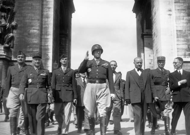 Le général américain George Patton (main levée au centre) à Paris le 17 août 1945 [PIGISTE / AFP/Archives]