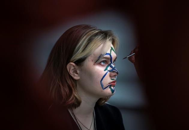 Darya Kozlova, une activiste grimée pour protester contre la reconnaissance faciale à  Moscou, le 16 février 2020 [Yuri KADOBNOV / AFP]