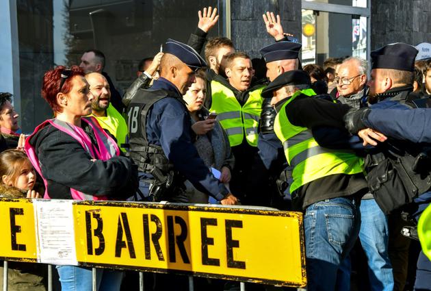 Policiers évacuant des manifestants en gilet jaune à Albert (Somme), avant l'arrivée du président Macron, le 9 novembre 2018 lors des commémorations du centenaire de la Grande Guerre. Les "gilets jaunes" protestent notamment contre la hausse des prix du carburant. [PHILIPPE HUGUEN / AFP/Archives]