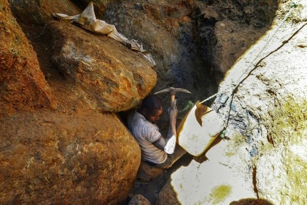 Un mineur illégal cherche des rubis près du village de Nthoro, le 3 août 2018 au Mozambique  [EMIDIO JOSINE / AFP]