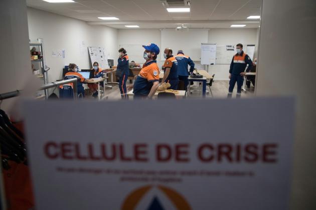 Des membres de la protection civile se préparent avant d'aller dans un hôtel où sont confinées des personnes sans abri, à Nantes, le 8 avril 2020 [Loic VENANCE / AFP]