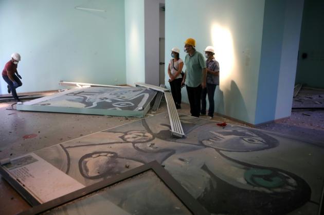 Les employés du musée Sursock à Beyrouth inspectent les dégâts après l'explosion du port, le 7 août 2020 [PATRICK BAZ / AFP]