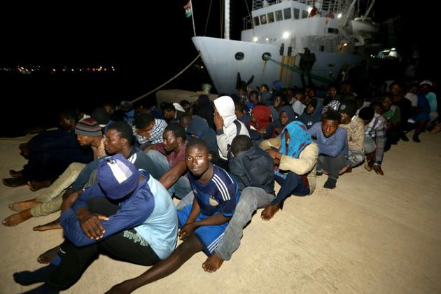 Des migrants attendent sur une base navale de Tripoli après avoir été secourus en Méditerranée par les garde-côtes libyens, le 24 juin 2018 [MAHMUD TURKIA / AFP/Archives]