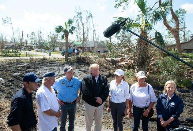 Le président Donald Trump (au centre) visite des lieux violemment touchés par l'ouragan Michael, en Floride, le 15 octobre 2018  [SAUL LOEB / AFP]