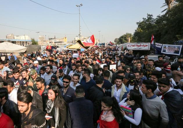 Des Irakiens scandent des slogans lors d'une manifestation anti-gouvernementale sur la place Tahrir à Bagdad, le 22 décembre 2019<br />
 [SABAH ARAR / AFP]