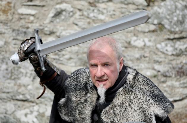 Le maître d'armes Will van der Kells pose avec une réplique d'un glaive de la série "Game of Thrones", le 17 avril 2019 en Irlande du Nord [PAUL FAITH / AFP]