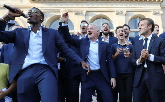 Paul Pogba a fait le spectacle, en faisant chanter le foule - "On a tout cassé" ou "Ngolo Kanté", sur l'air de "Oh, Champs-Elysées" [LUDOVIC MARIN / POOL/AFP]