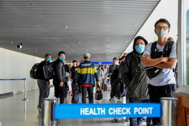 Des passagers en provenance de Chine attendent de passer les contrôles sanitaires à l'aéroport de Dar es Salaam, le 29 janvier 2020 en Tanzanie [ERICKY BONIPHACE / AFP]
